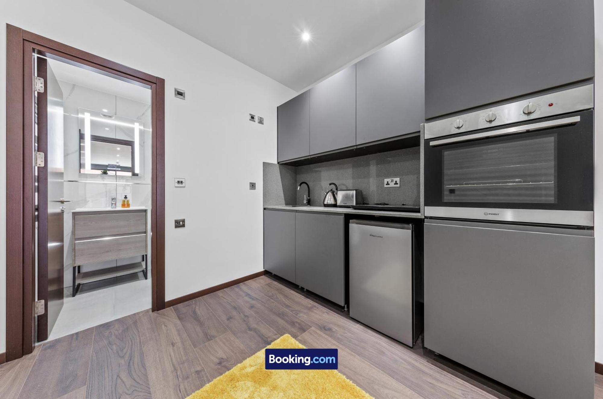 Stylish By Smart Short Lets & Serviced Woodstock With Free Wifi Appartamento