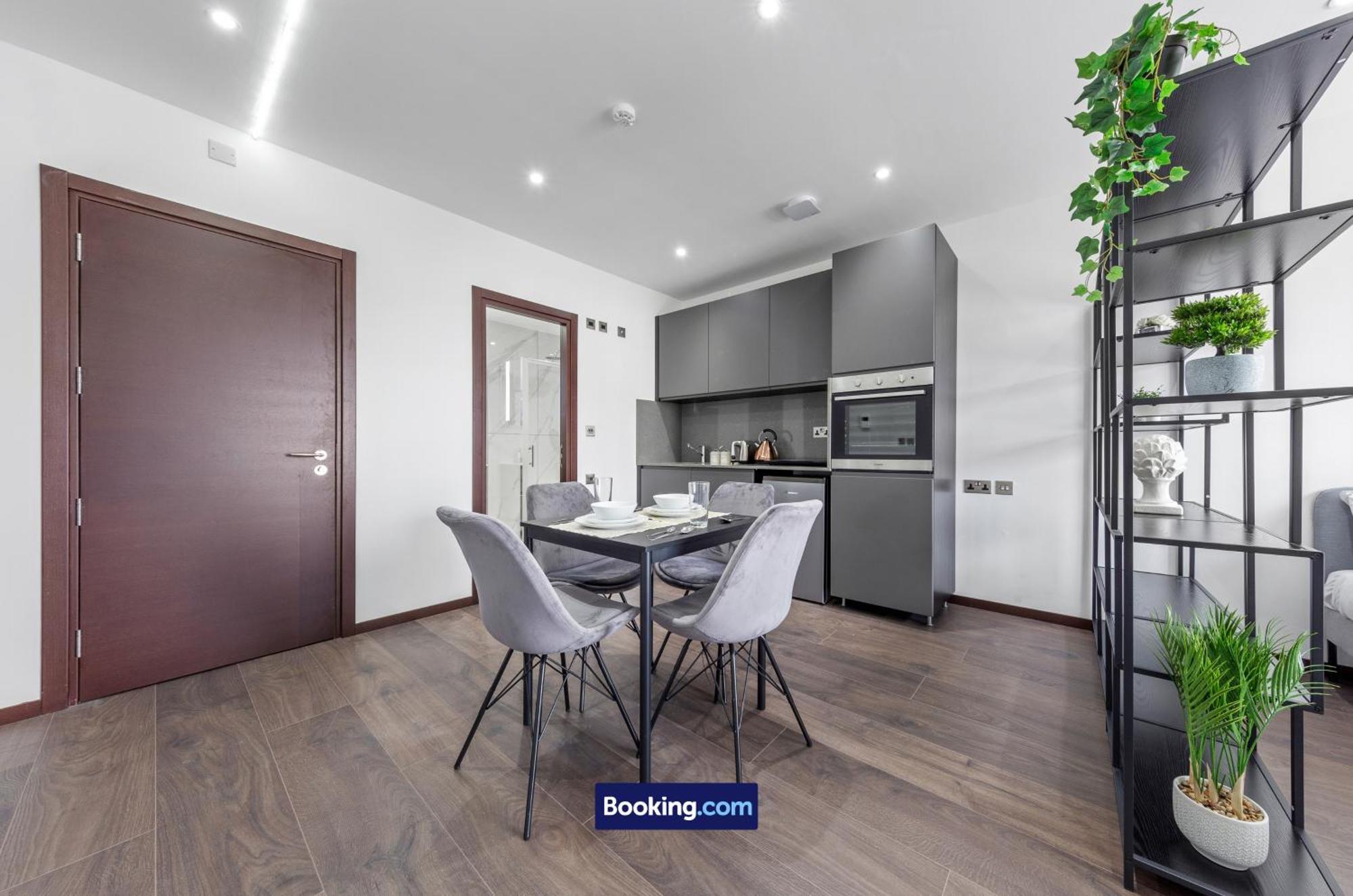 Stylish By Smart Short Lets & Serviced Woodstock With Free Wifi * London