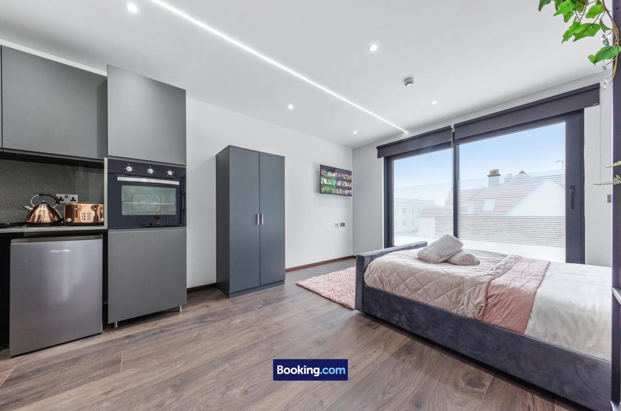 Stylish By Smart Short Lets & Serviced Woodstock With Free Wifi Appartamento *