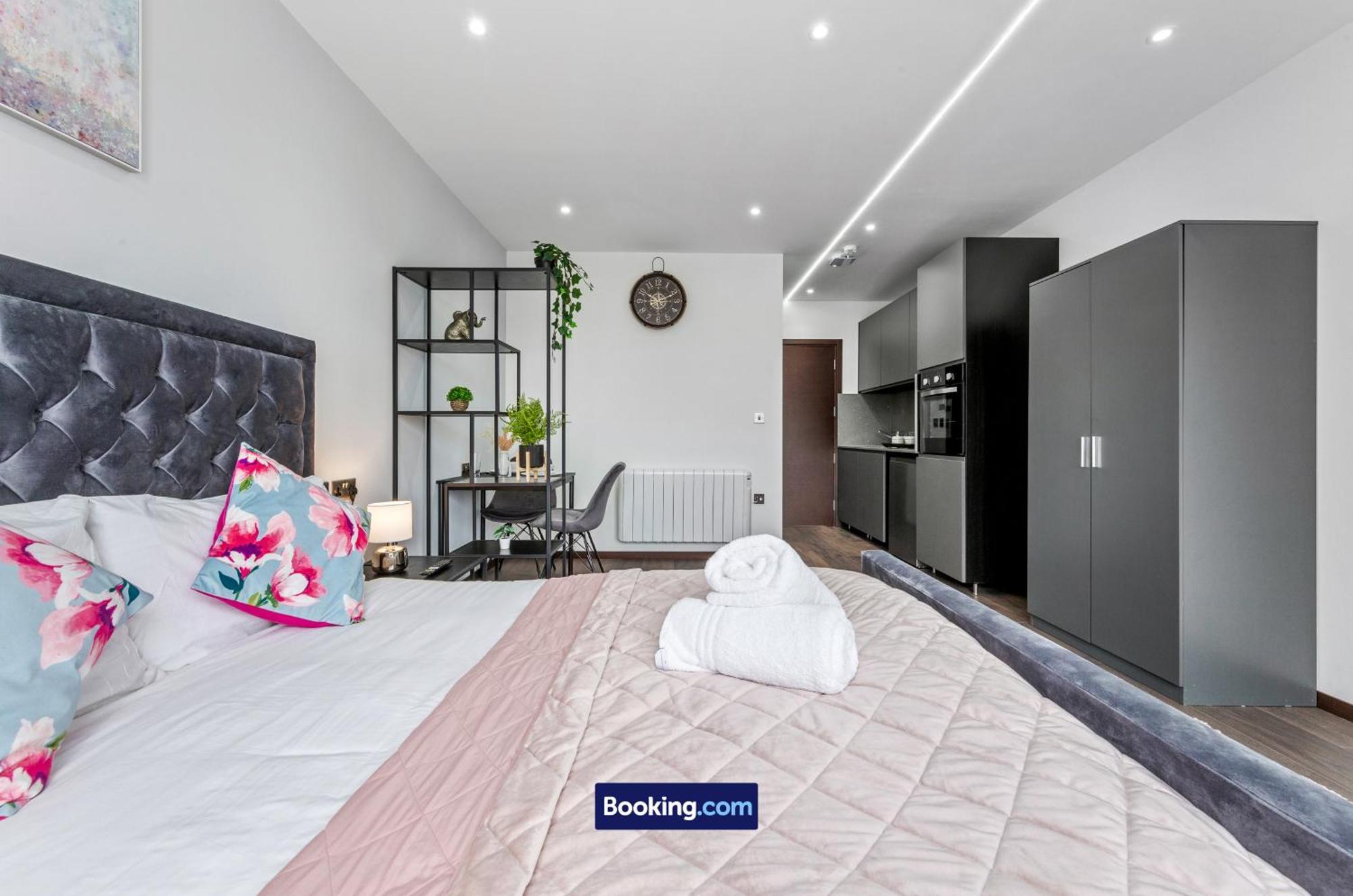 Stylish By Smart Short Lets & Serviced Woodstock With Free Wifi Appartamento