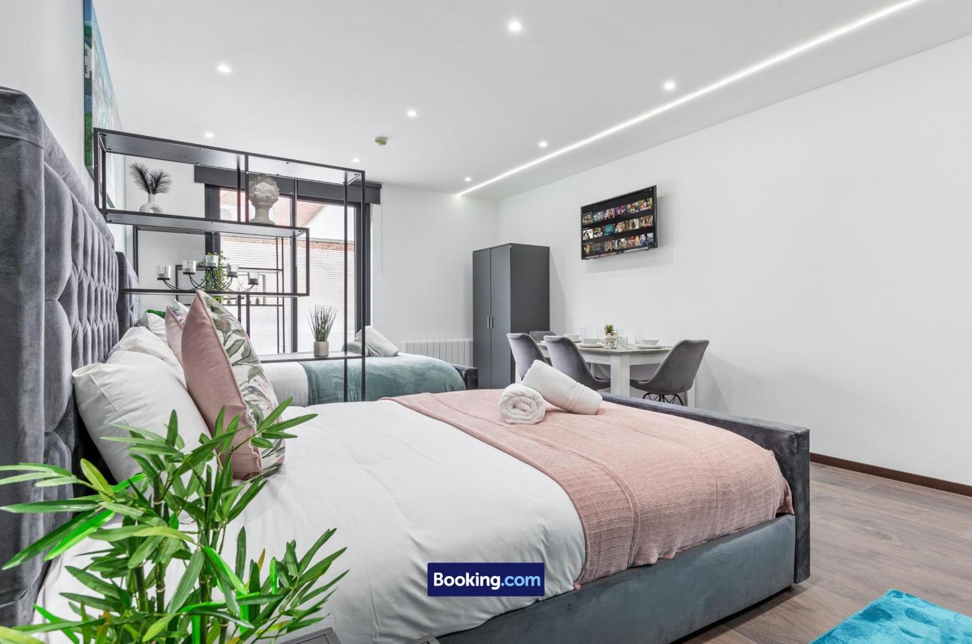 Stylish By Smart Short Lets & Serviced Woodstock With Free Wifi Appartamento Londra