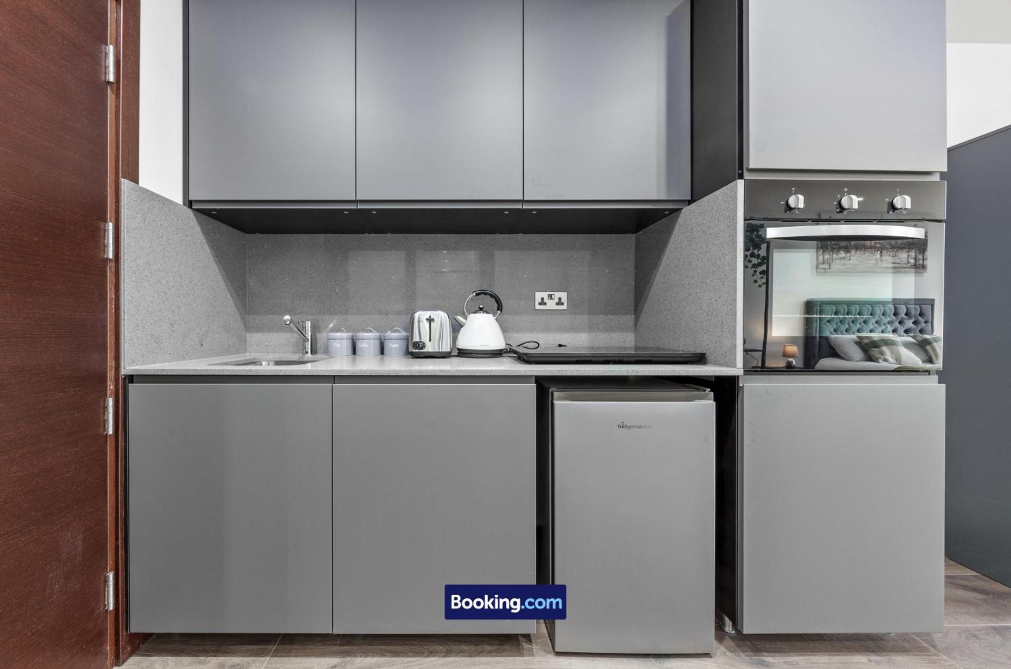 Stylish By Smart Short Lets & Serviced Woodstock With Free Wifi Appartamento