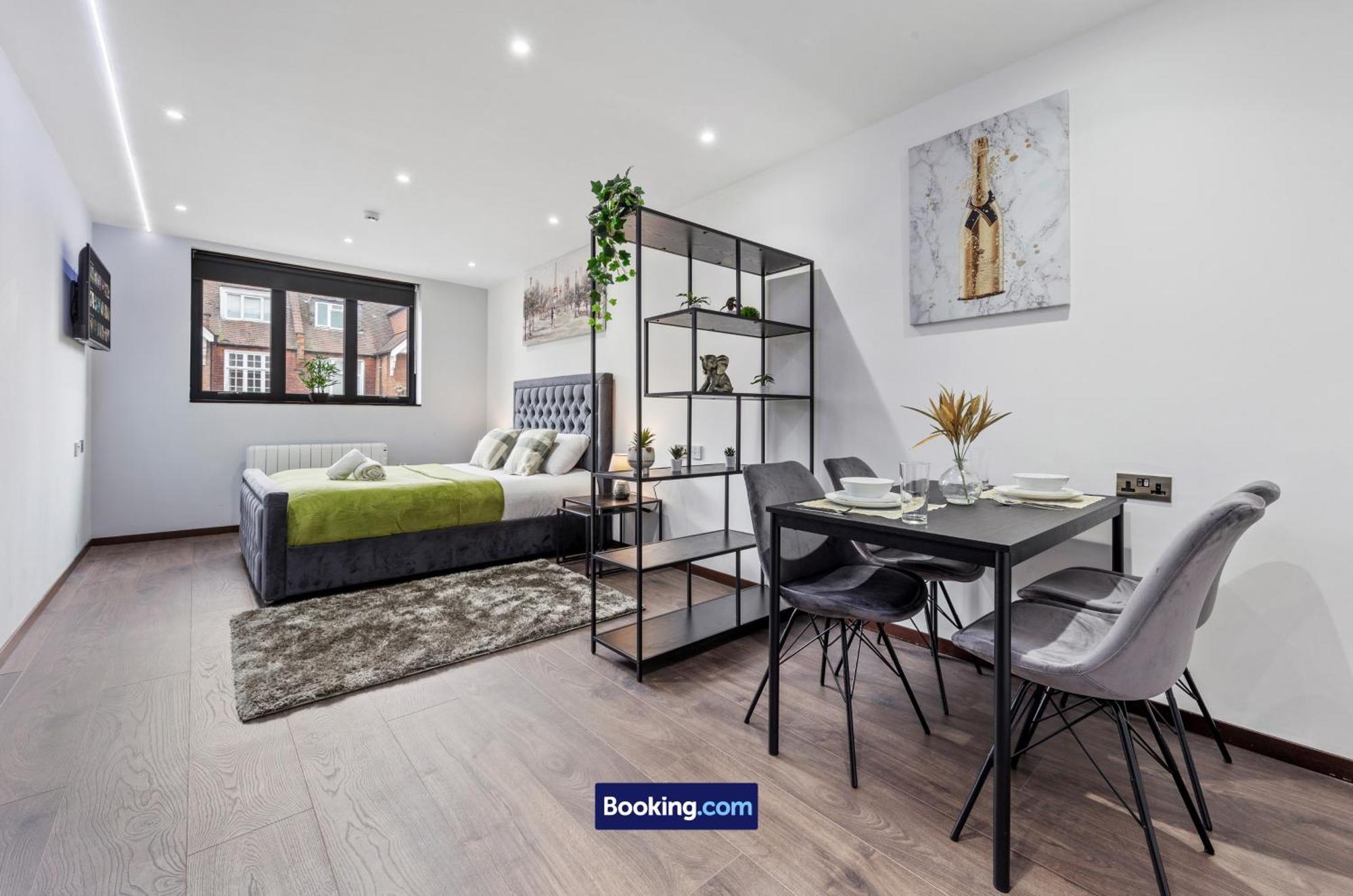 Stylish By Smart Short Lets & Serviced Woodstock With Free Wifi *