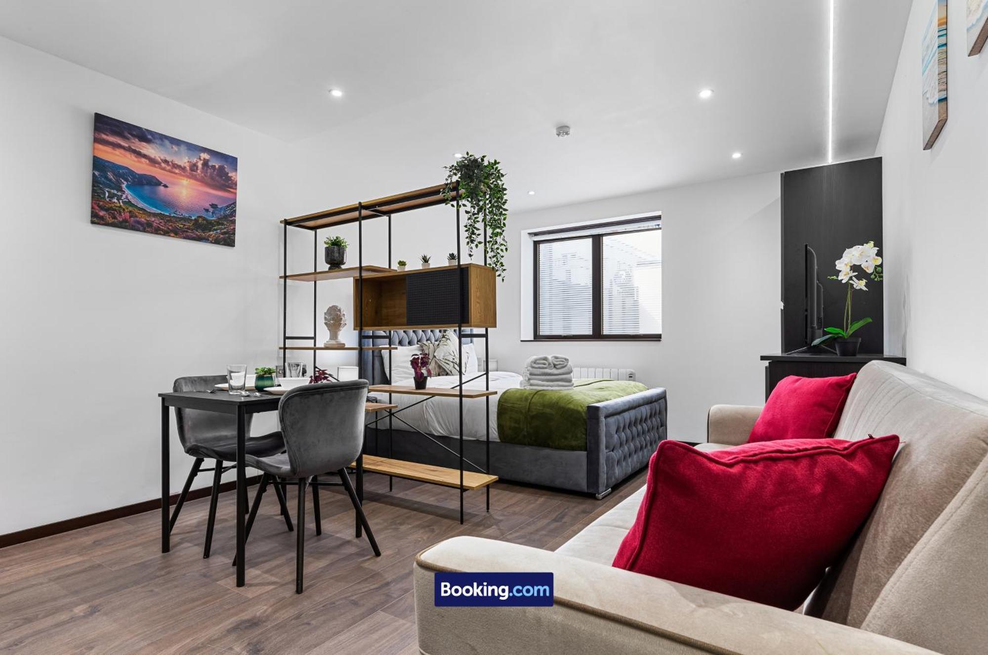Stylish By Smart Short Lets & Serviced Woodstock With Free Wifi London