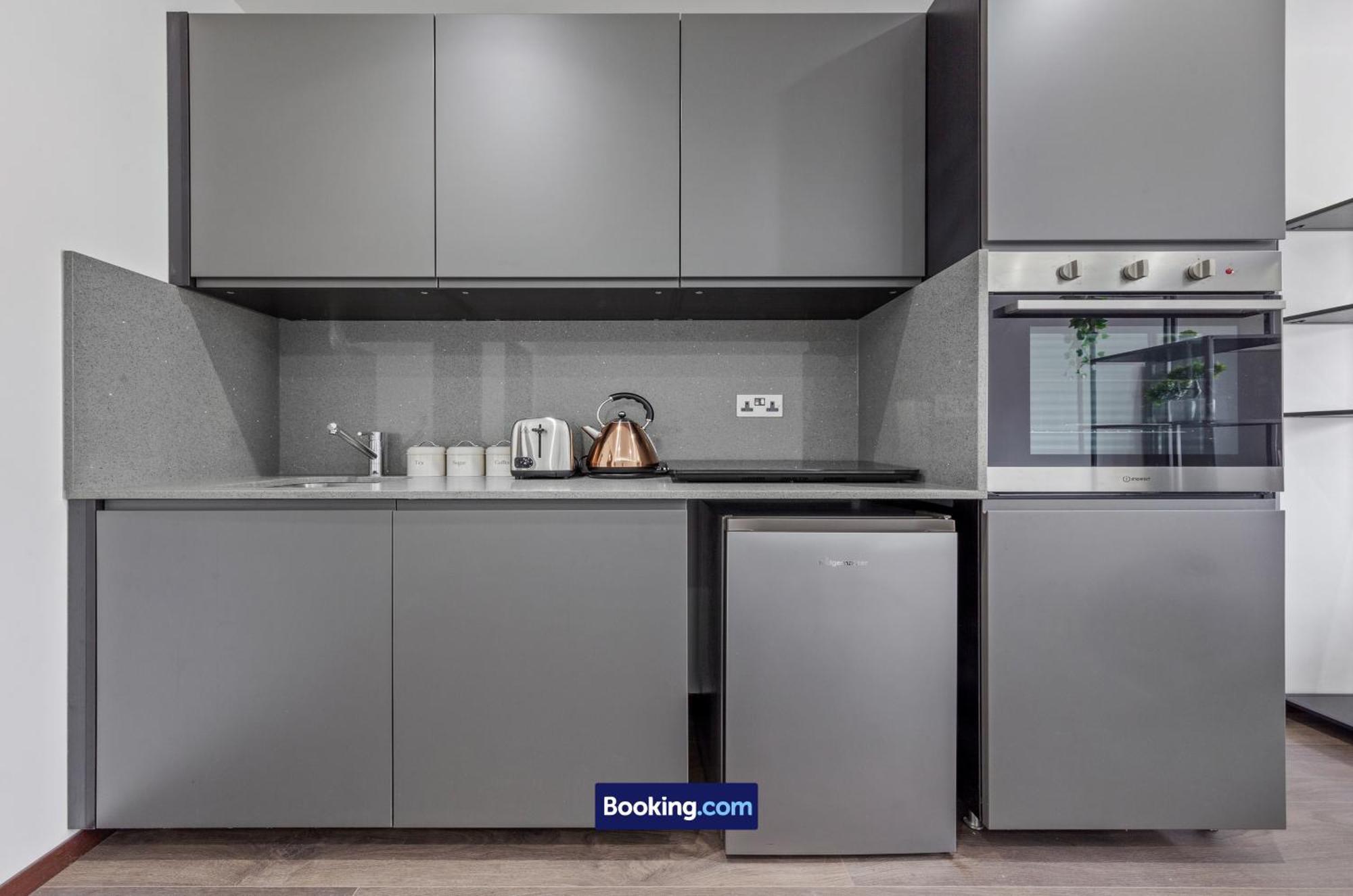 Stylish By Smart Short Lets & Serviced Woodstock With Free Wifi Лондон