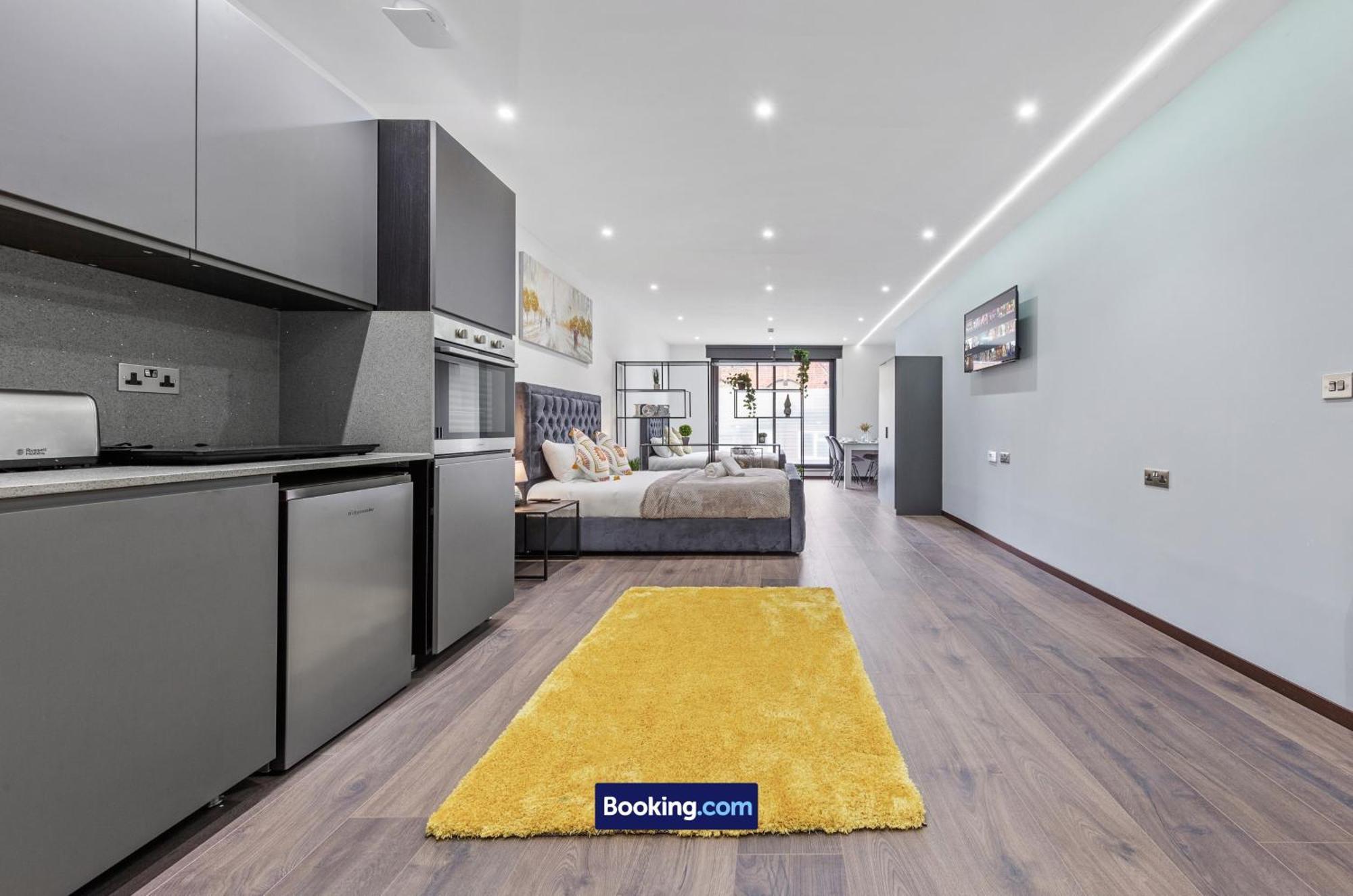 Апартаменты Stylish By Smart Short Lets & Serviced Woodstock With Free Wifi *