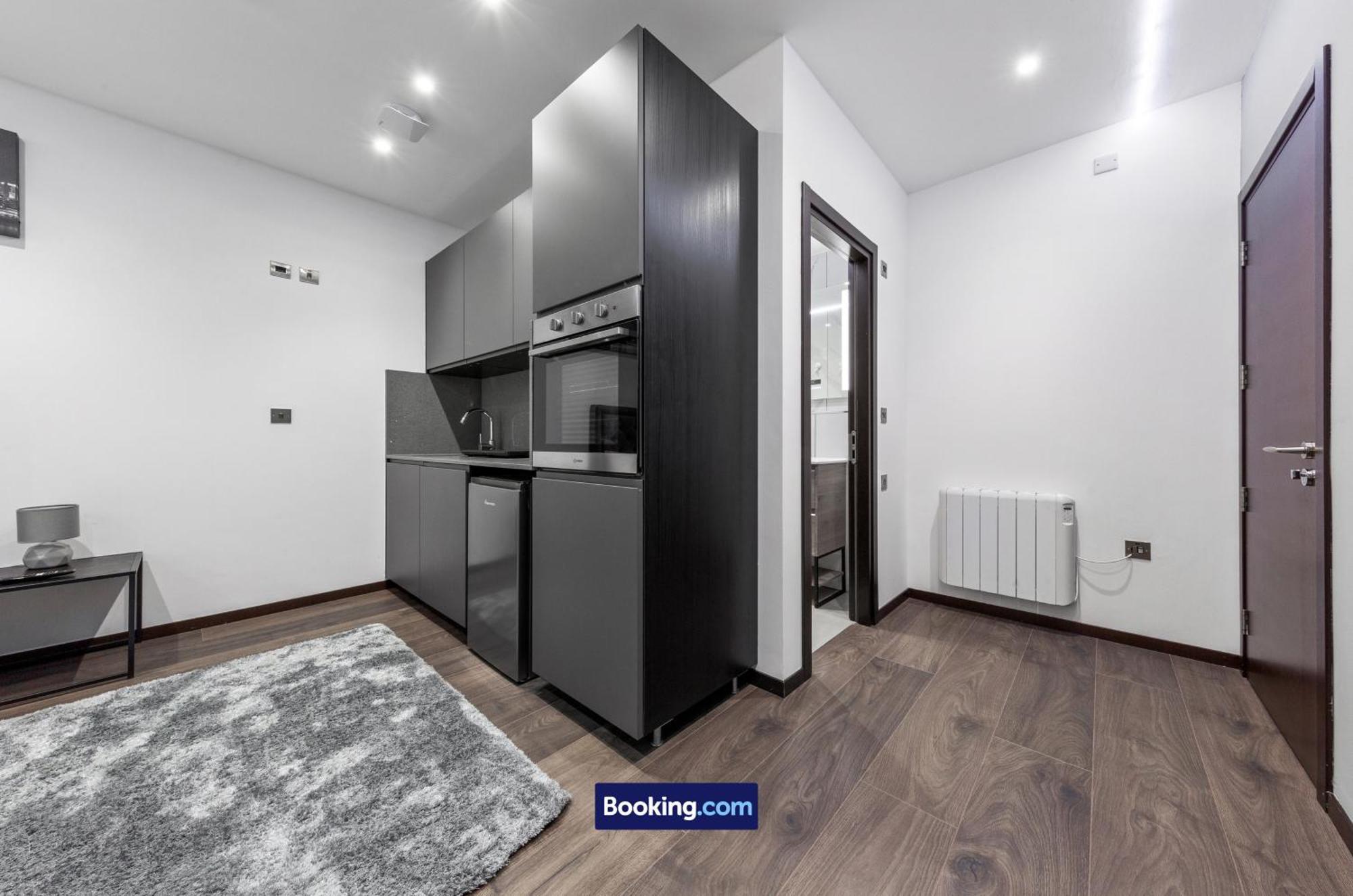Stylish By Smart Short Lets & Serviced Woodstock With Free Wifi Апартаменты