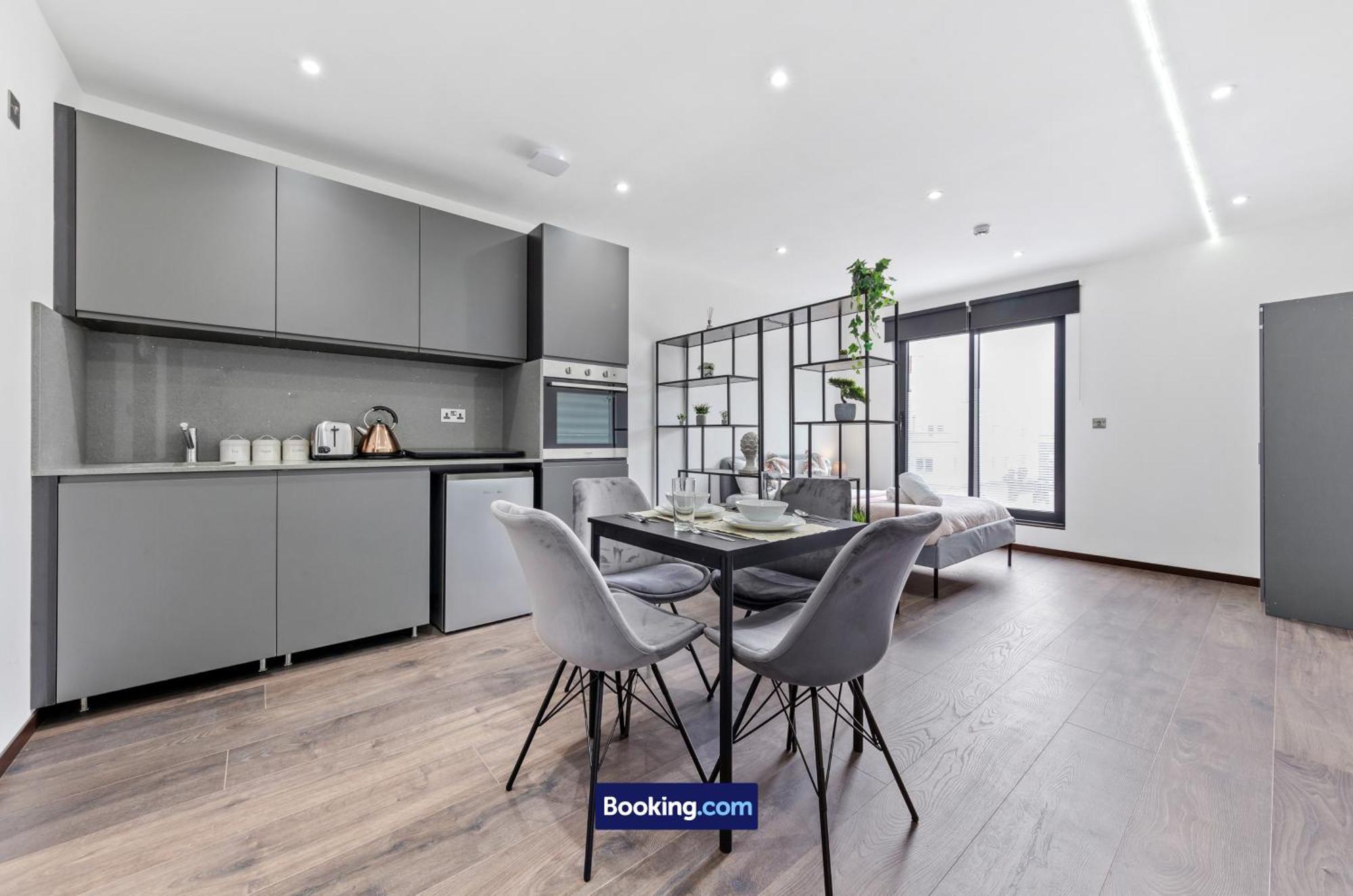 Апартаменты Stylish By Smart Short Lets & Serviced Woodstock With Free Wifi *