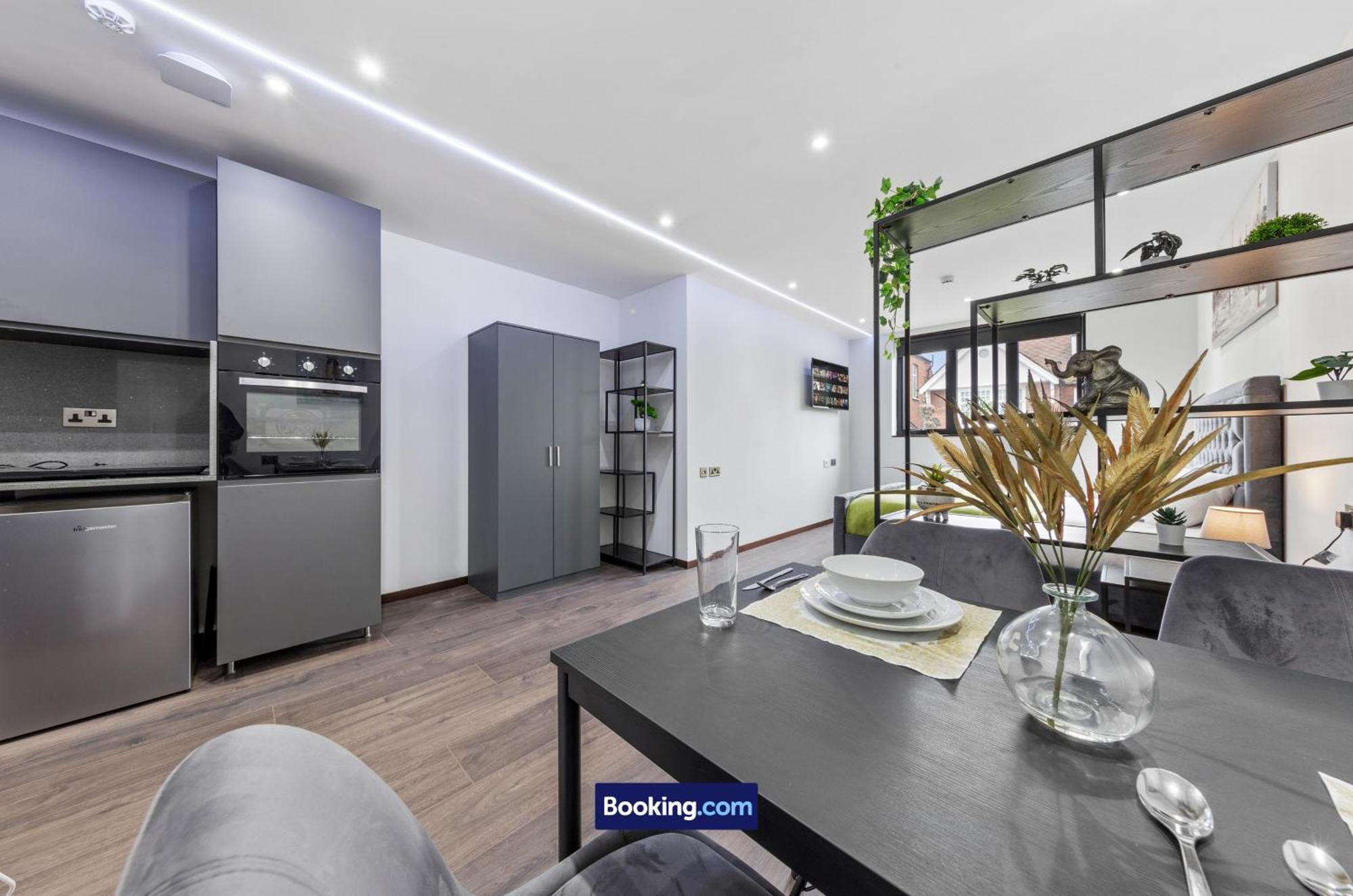 Апартаменты Stylish By Smart Short Lets & Serviced Woodstock With Free Wifi *
