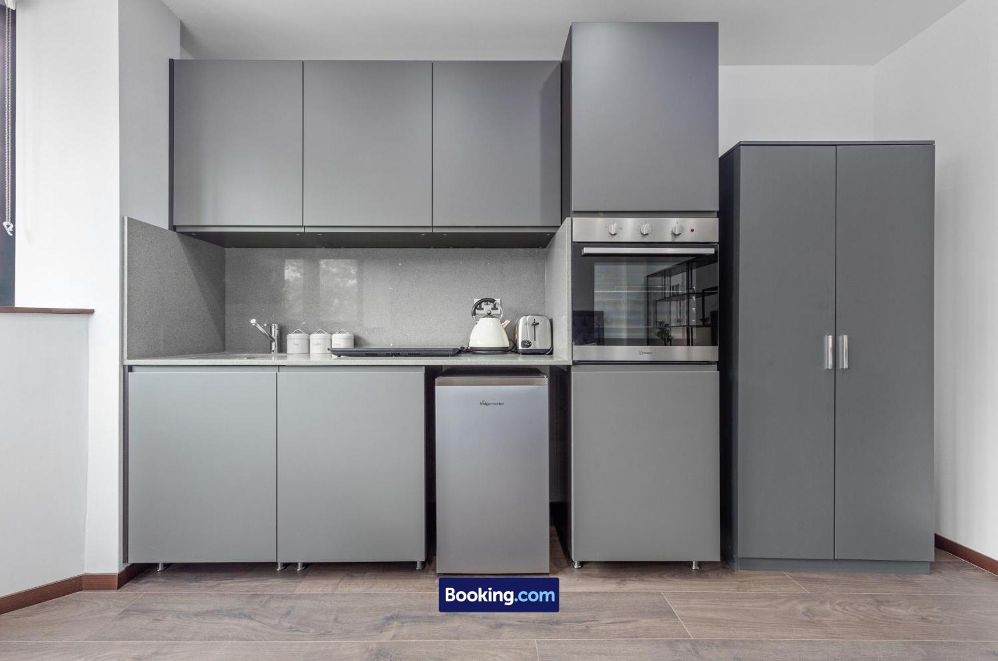 Stylish By Smart Short Lets & Serviced Woodstock With Free Wifi Апартаменты *