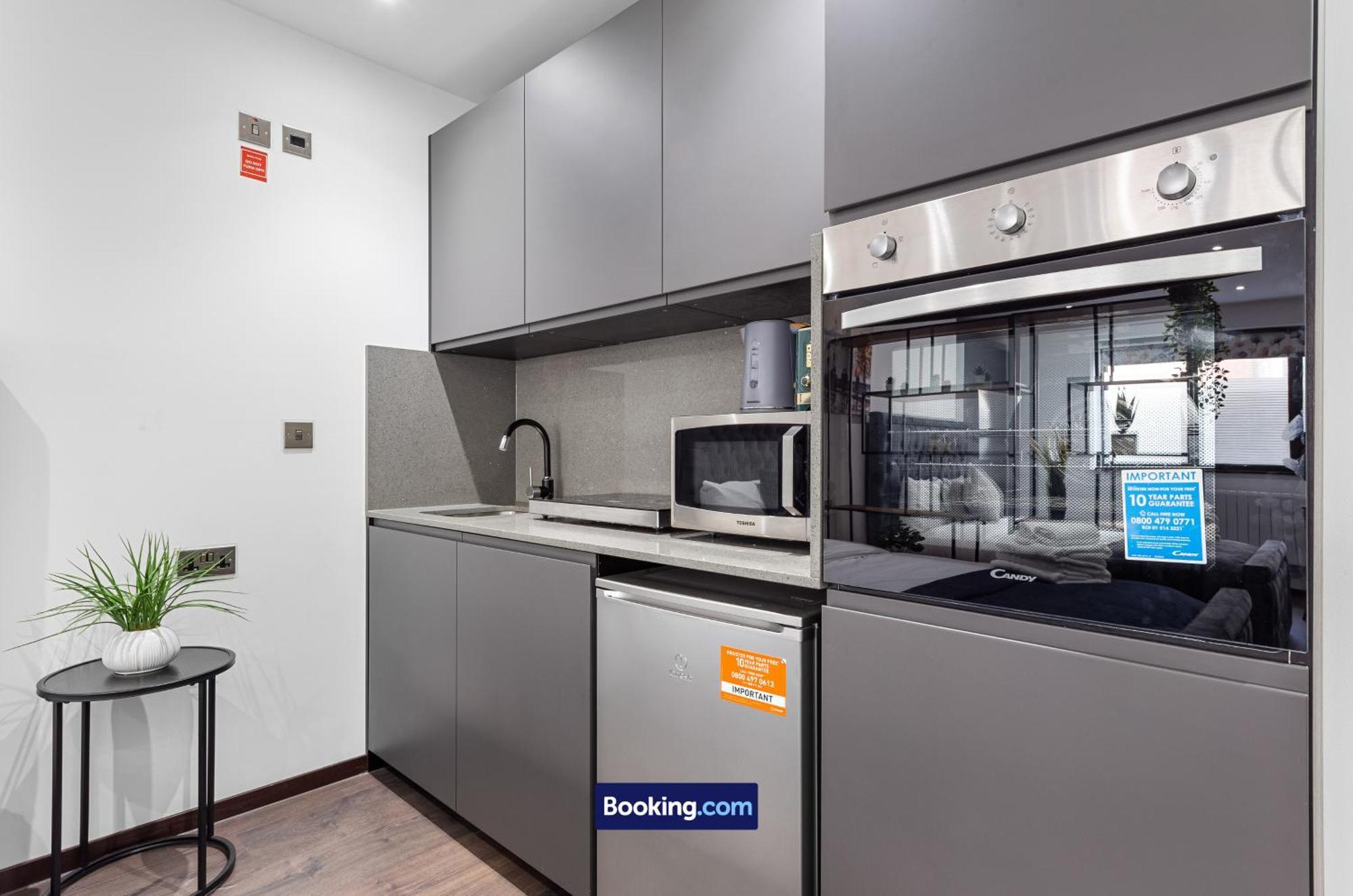 Апартаменты Stylish By Smart Short Lets & Serviced Woodstock With Free Wifi *